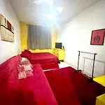 Kitinete Vermelho E Amarelo Frente Praia