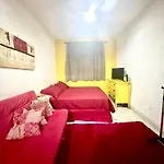 Kitinete Vermelho E Amarelo Frente Praia