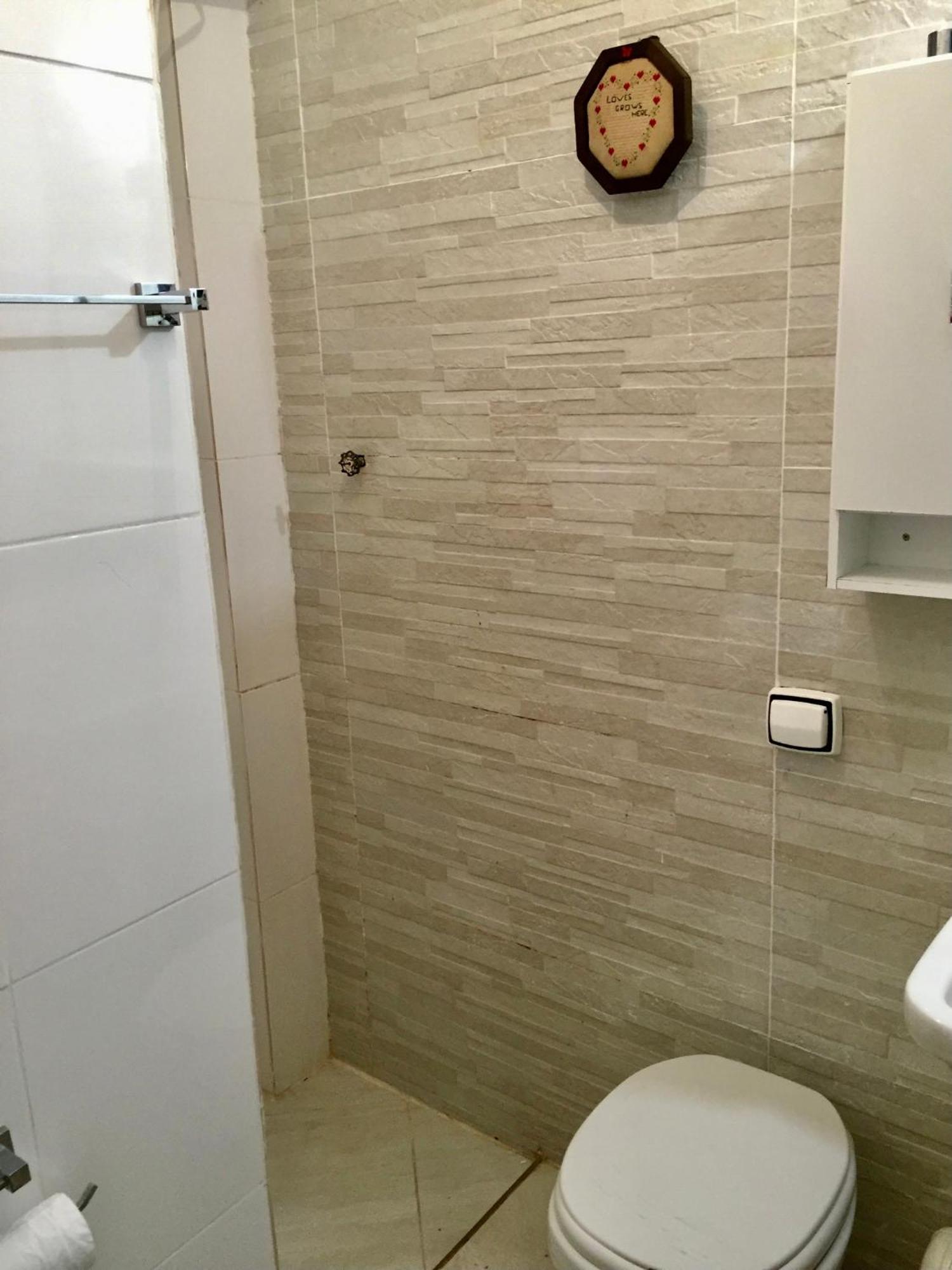 Kitinete Vermelho E Amarelo Frente Apartamento *