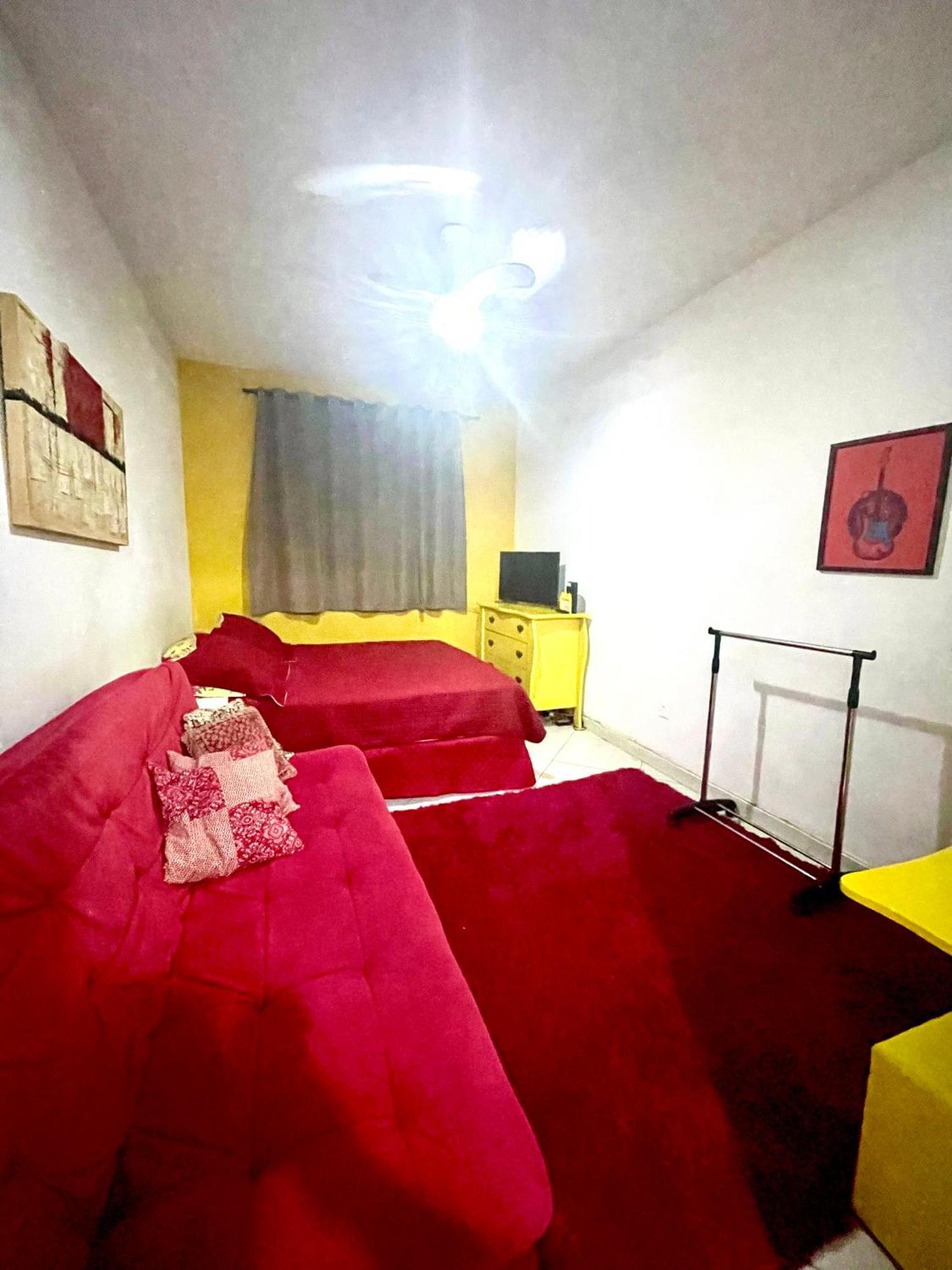 Apartamento Kitinete Vermelho E Amarelo Frente