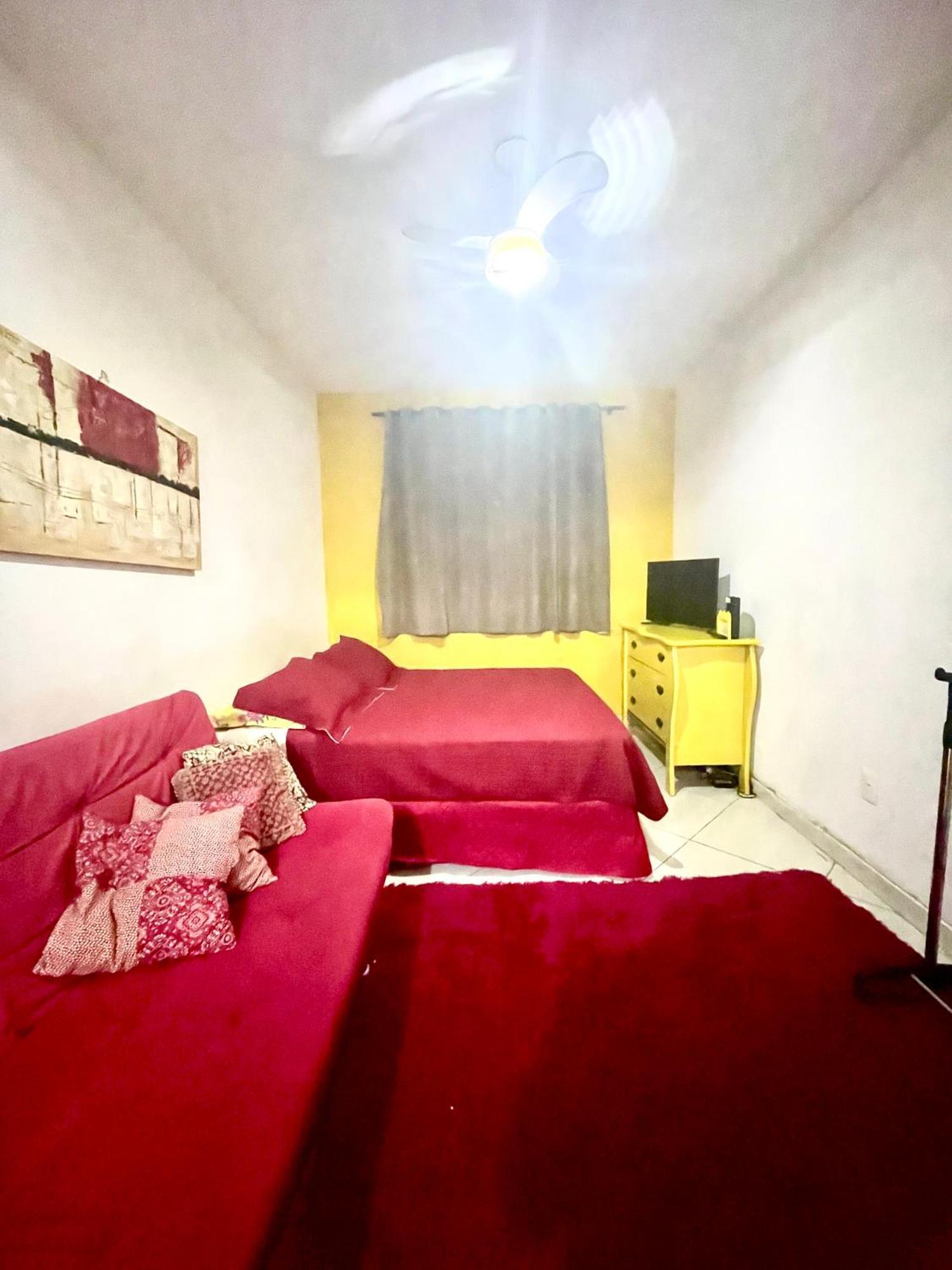 Kitinete Vermelho E Amarelo Frente Apartamento