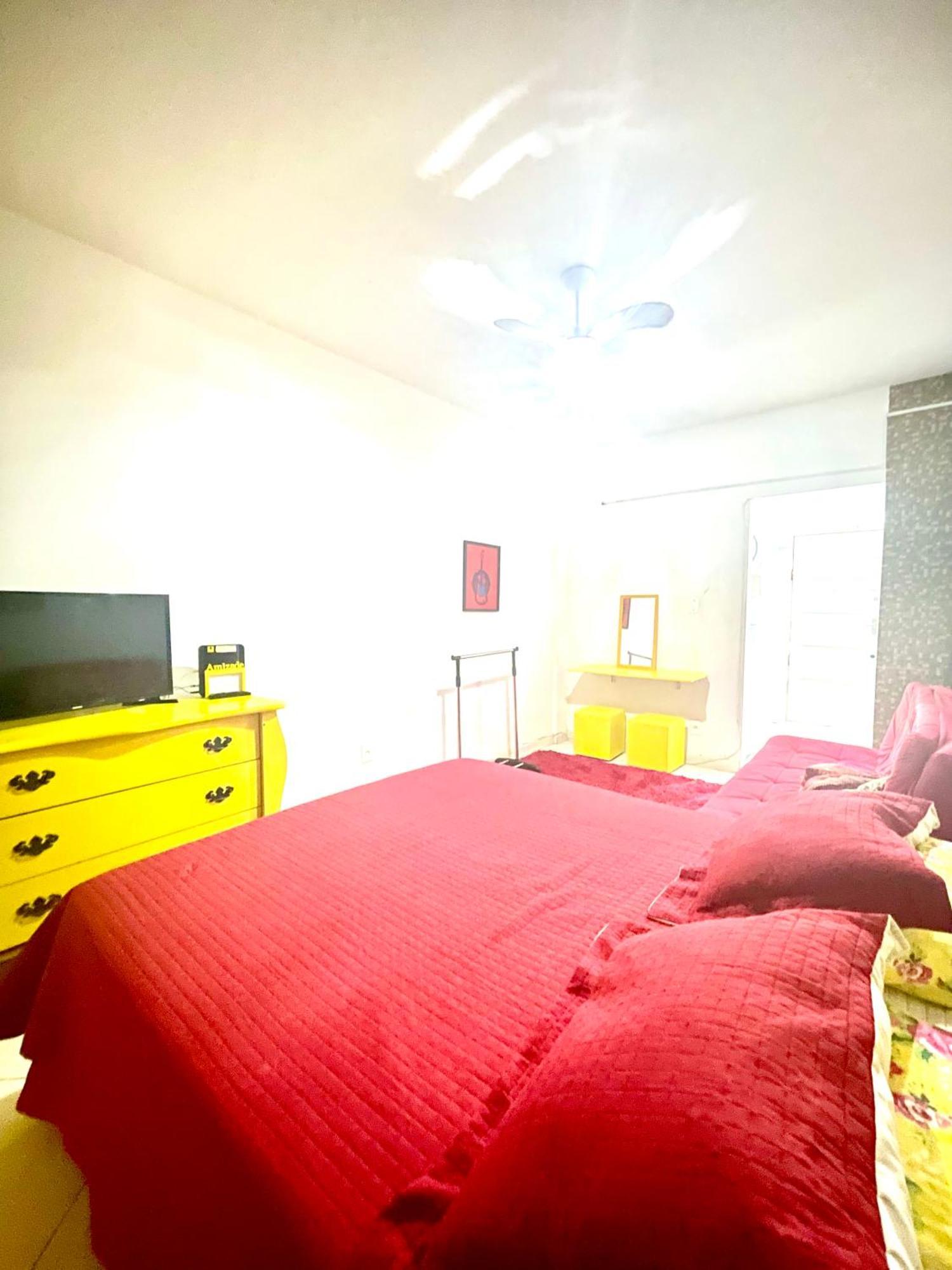 Apartamento Kitinete Vermelho E Amarelo Frente Santos (Sao Paulo)