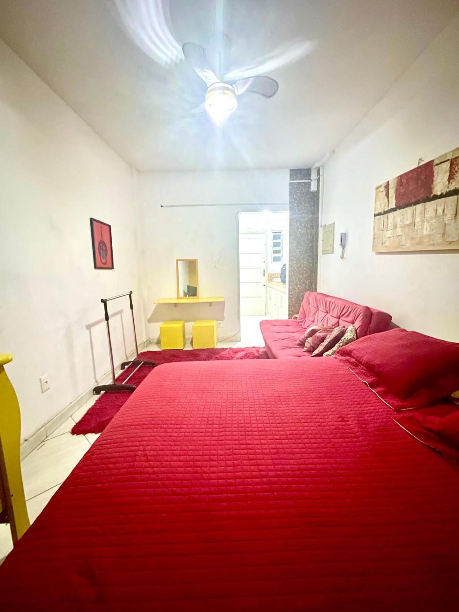 Kitinete Vermelho E Amarelo Frente Santos (Sao Paulo)