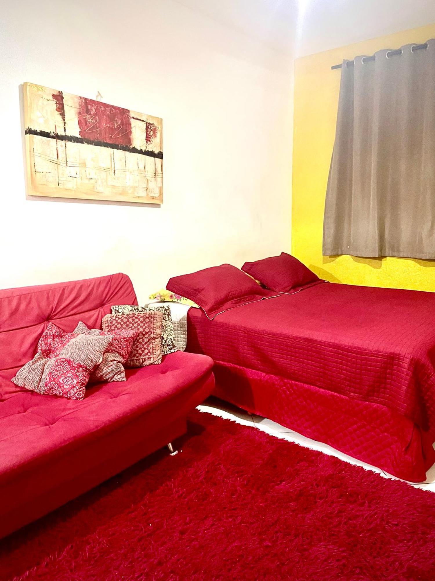 Kitinete Vermelho E Amarelo Frente Apartamento *