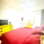 Kitinete Vermelho E Amarelo Frente Praia